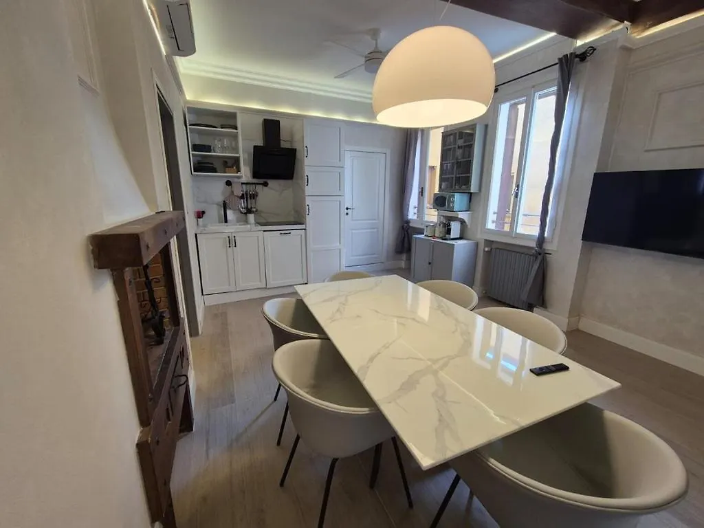 Suite Sole Bologna Centro 0*,